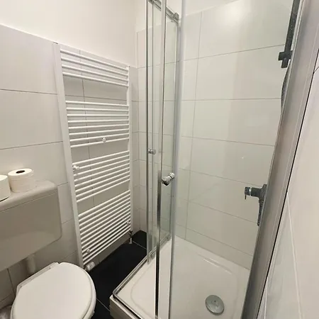 5 Betten Montuerwhonung Mit Waschmaschine Düsseldorf Exterior foto